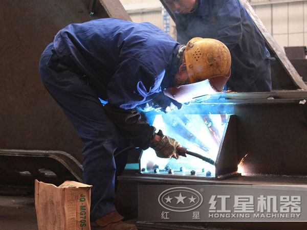 欧亿网页版反击式破碎机生产车间工人 欧亿网页版反击式破碎机生产车间工人