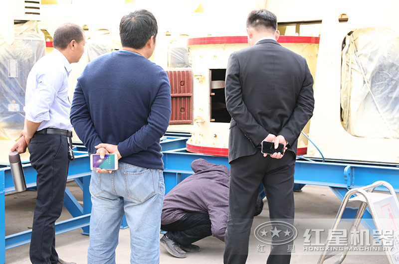 客户来厂考察1250立轴破碎机 客户来厂考察1250立轴破碎机