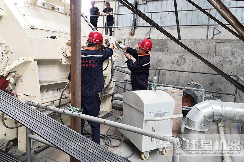 欧亿网页版技术人员奔赴现场为客户调设备 欧亿网页版技术人员奔赴现场为客户调设备