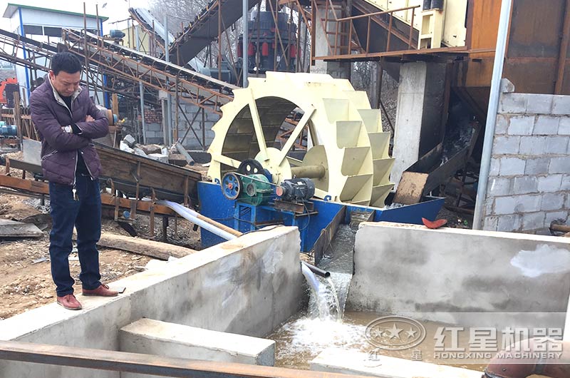 水洗沙机旁建造沉淀池,实现水资源循环利用 水洗沙机旁建造沉淀池,实现水资源循环利用
