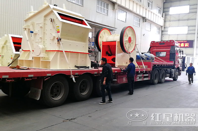 河南欧亿网页版石子加工机器装车,准备发货 河南欧亿网页版石子加工机器装车,准备发货
