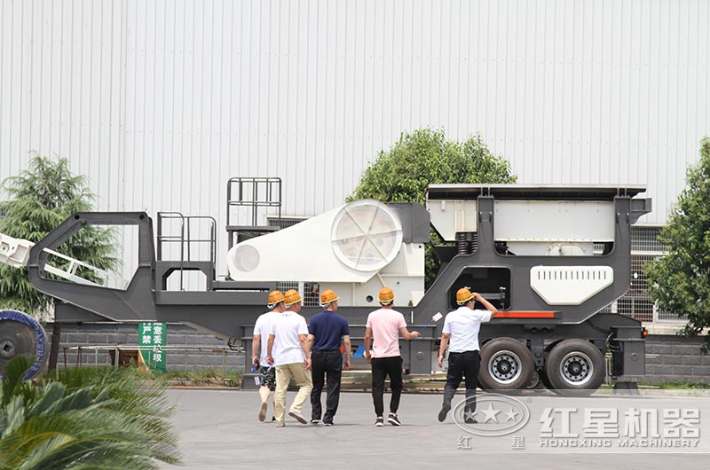 客户来欧亿网页版参观小型移动石子机 客户来欧亿网页版参观小型移动石子机