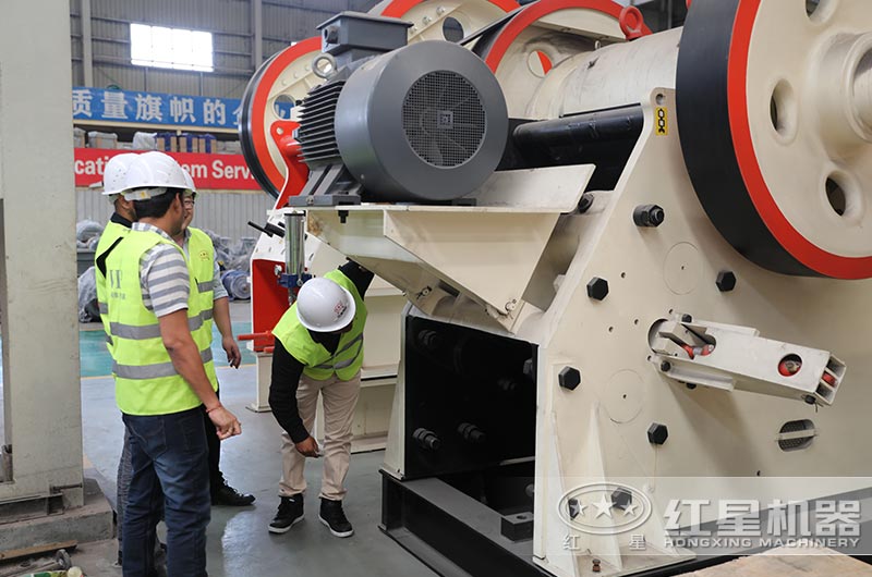 欧亿网页版客户到厂参观石料加工设备 欧亿网页版客户到厂参观石料加工设备