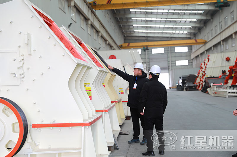 欧亿网页版客户到厂参观锤式打砂机 欧亿网页版客户到厂参观锤式打砂机