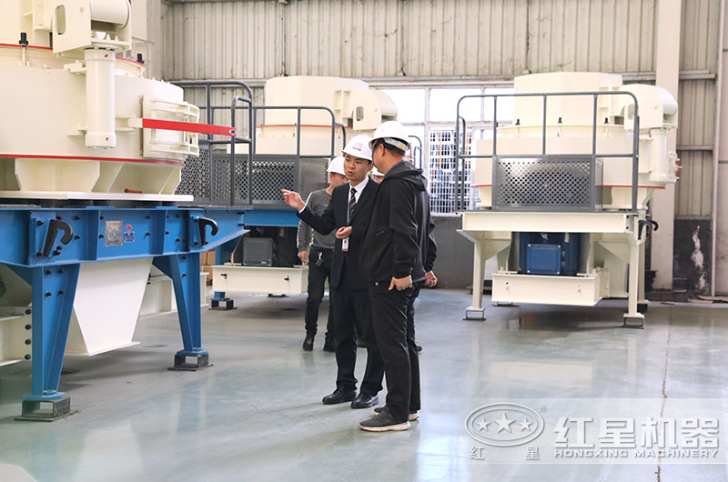 客户到欧亿网页版车间近距离参观考察HVI制砂机 客户到欧亿网页版车间近距离参观考察HVI制砂机