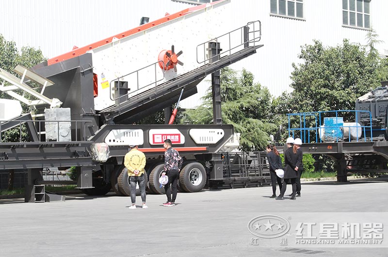 欧亿网页版客户到厂参观考察车载式移动破碎机 欧亿网页版客户到厂参观考察车载式移动破碎机