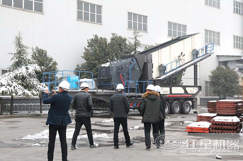 欧亿网页版客户到厂近距离参观考察轮胎式粉碎机 欧亿网页版客户到厂近距离参观考察轮胎式粉碎机