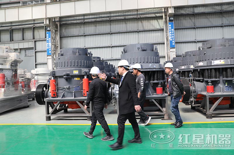 客户到厂参观2200圆锥破碎机 客户到厂参观2200圆锥破碎机