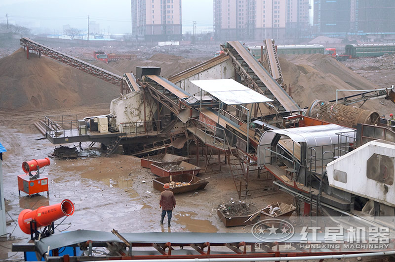 环保破碎站设备正在处理建筑垃圾,配置雾炮机除尘 环保破碎站设备正在处理建筑垃圾,配置雾炮机除尘